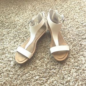 Kenneth Cole Reaction White Sandals Size 8